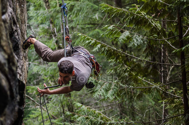 Uomo trad climbing, Squamish, Canada — Foto stock