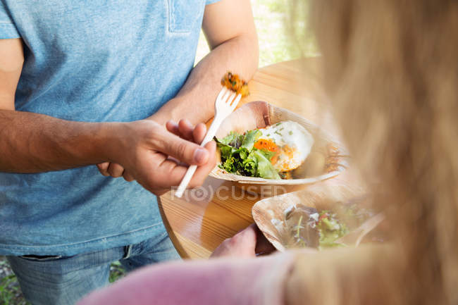Casal desfrutando comida refeição caminhão — Fotografia de Stock