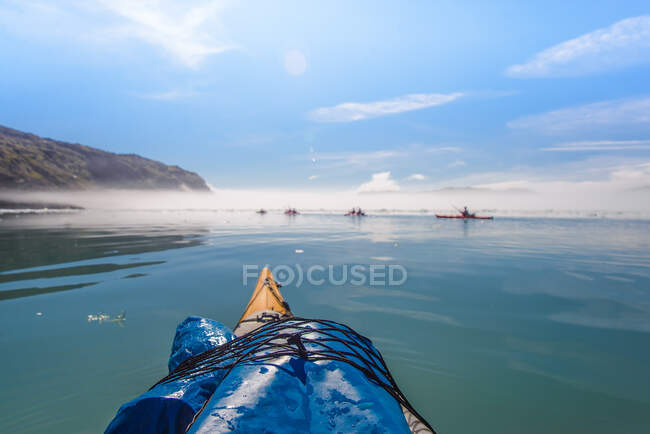 Kayak de mer dans le sud du Groenland avec du brouillard à l'horizon — Photo de stock