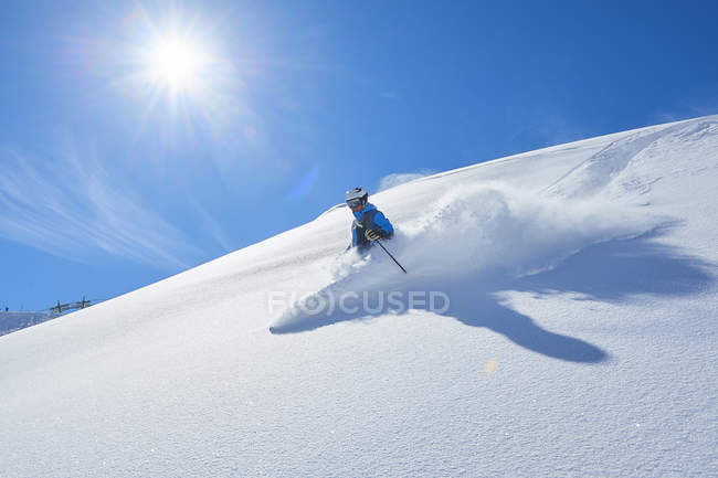 Uomo che scia sulla collina innevata, Hintertux, Tirolo, Austria — Foto stock