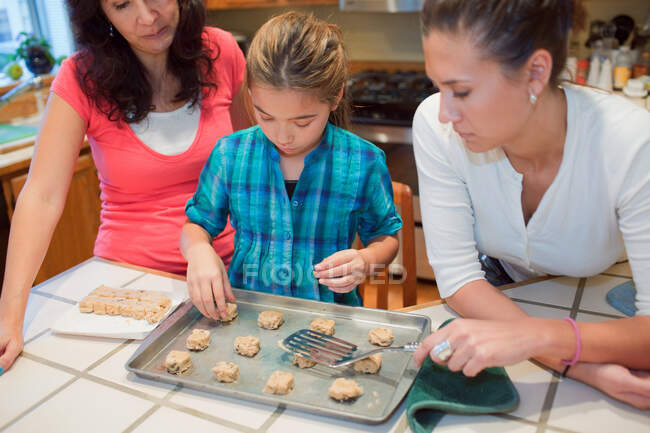 Мать и дочери пекут печенье — стоковое фото