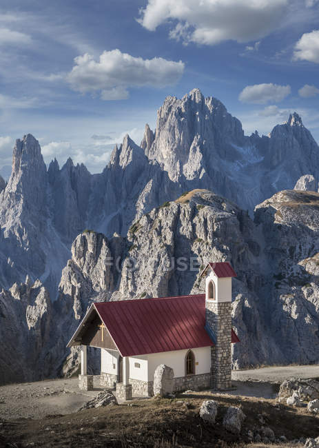 Church, Dolomites near Cortina d 'Ampezzo, Veneto, Itália — Fotografia de Stock