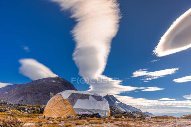 Кемпінг в dome в Tasermiut фіорд у Південна Ґренландія — стокове фото