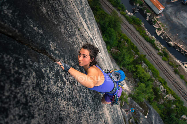 Mujer escalando Malamute, Squamish, Canadá, vista de ángulo alto - foto de stock
