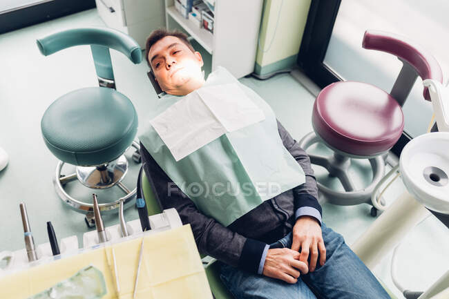 Paciente do sexo masculino em cadeira de dentista, vista elevada — Fotografia de Stock