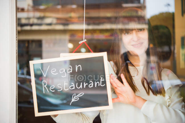 Retrato de la propietaria femenina del restaurante vegano - foto de stock