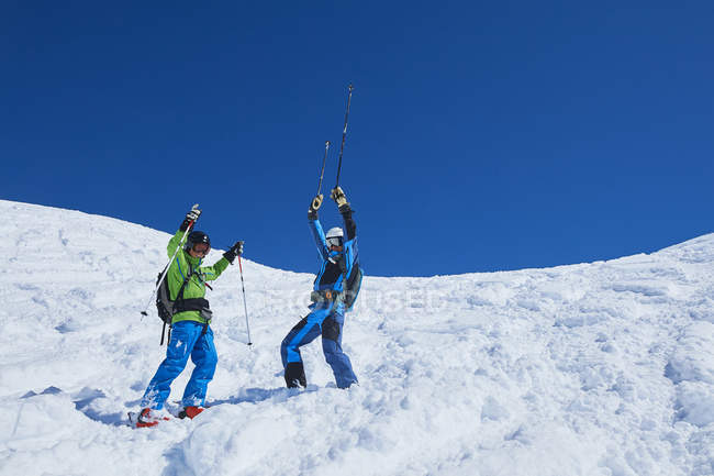Vater und Sohn beim Skifahren auf verschneiten Hügeln, Hintertux, Tirol, Österreich — Stockfoto