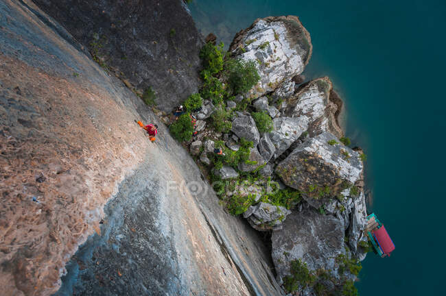 Man rock climbing on limestone rock, overhead view, Ha Long Bay, Vietnam — Stock Photo