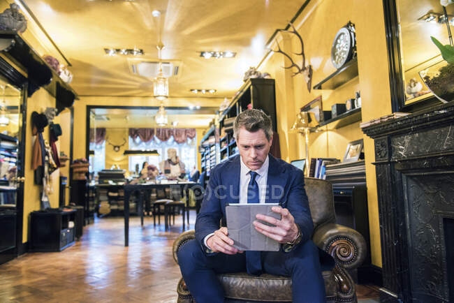 Schneider schaut sich digitales Tablet in Schneiderei an — Stockfoto