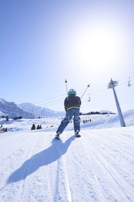 Niño esquiando en Hintertux, Tirol, Austria - foto de stock