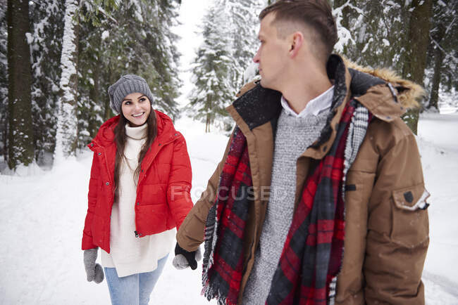 Молодая пара ходит по снегу — стоковое фото