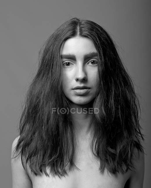 Retrato de mujer joven con el pelo largo - foto de stock