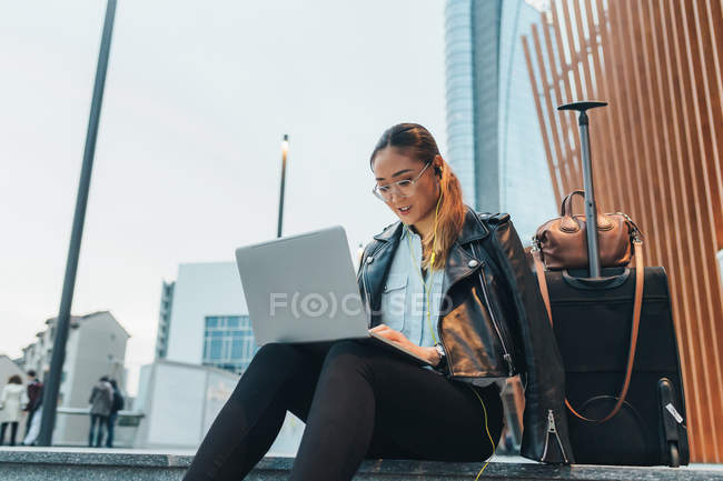 Empresária usando laptop em chamada de vídeo ao ar livre — Fotografia de Stock