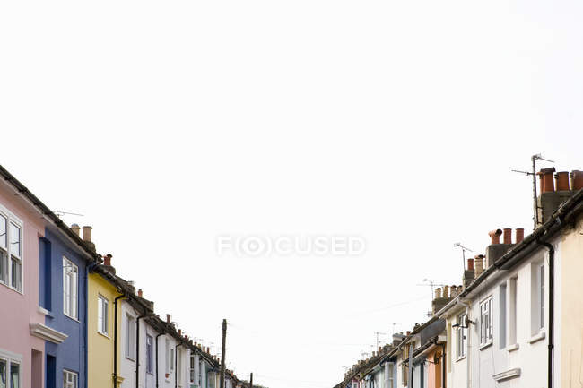 Fila di case colorate con cielo grigio nuvoloso — Foto stock