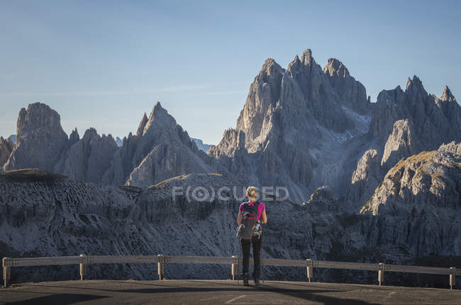 Senderista disfrutando de la vista, Dolomitas cerca de Cortina d 'Ampezzo, Veneto, Italia - foto de stock