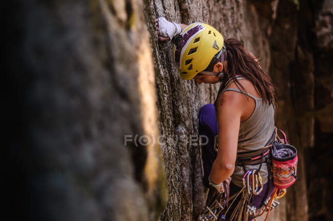 Woman trad climbing at The Chief, Squamish, Canada — Stock Photo