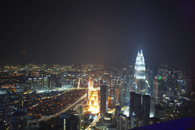 Paysage urbain, illuminé la nuit, Kuala Lumpur, Malaisie — Photo de stock