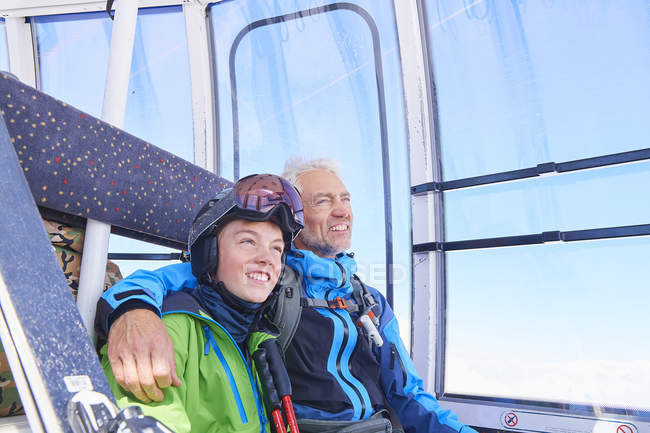 Père et fils dans le téléphérique, Hintertux, Tyrol, Autriche — Photo de stock