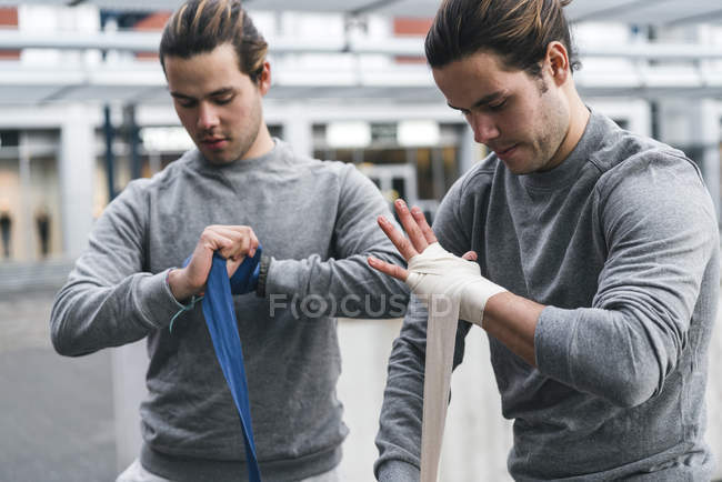 Zwillingsboxer, die Hände mit Wickeln verbinden — Stockfoto