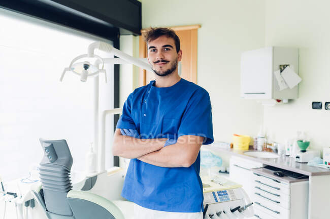 Porträt des Zahnarztes in der Zahnarztpraxis — Stockfoto