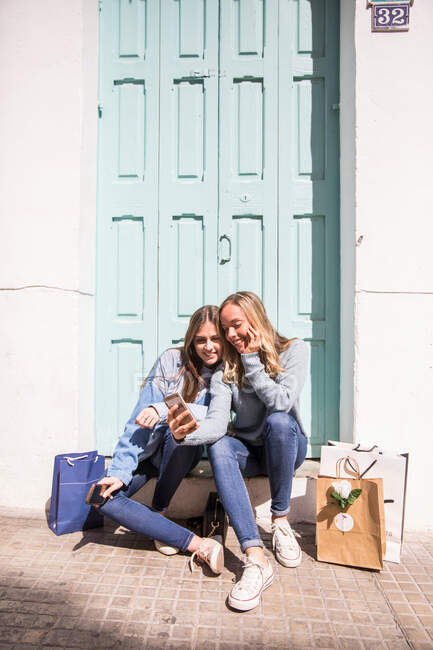 Friends taking selfie on doorstep — Stock Photo