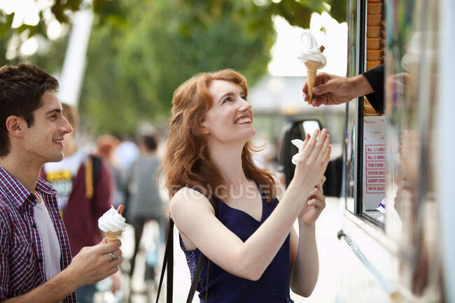 NO META Pareja joven comprando helados de una furgoneta - foto de stock