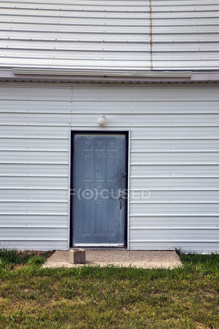 Vista della porta d'ingresso grigia nella casa bianca — Foto stock