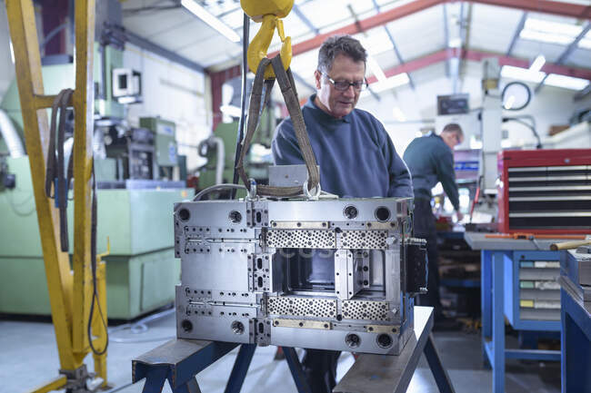Ingenieur arbeitet in Feinmechanik-Fabrik an Form für Kunststoffspritzguss — Stockfoto
