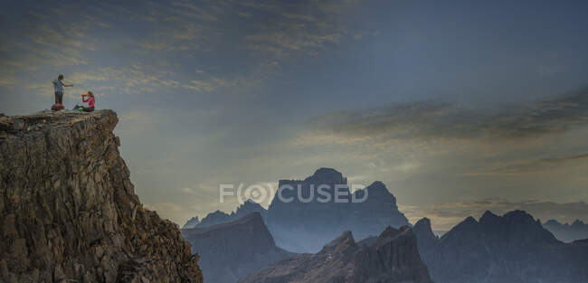 Escaladores en la cima de la montaña, Dolomitas, Cortina d 'Ampezzo, Veneto, Italia - foto de stock
