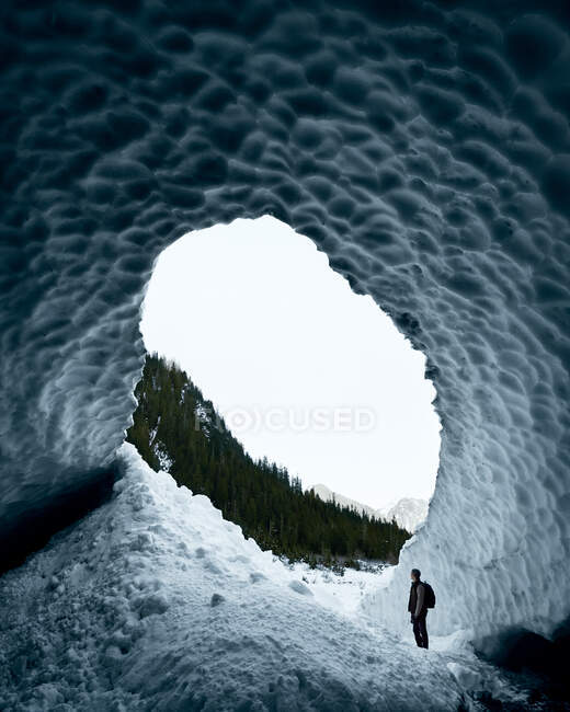 Man exploring Big Four Ice Caves, Snohomish, Washington, Estados Unidos da América — Fotografia de Stock