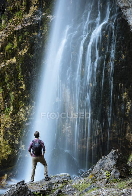 Caminhante olhando para cachoeira em montanhas amaldiçoadas, Theth, Shkoder, Albânia, Europa — Fotografia de Stock