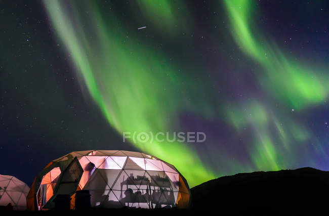 Tente de recherche contre Aurora Borealis en arrière-plan, Narsaq, Vestgronland, Groenland — Photo de stock
