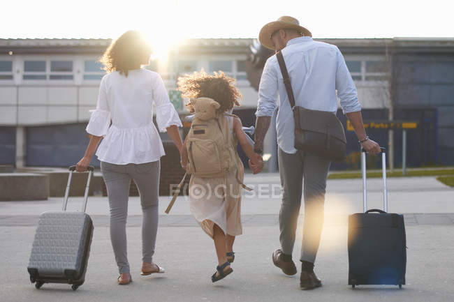Вид ззаду Сім'я збирається у відпустку з туристичними сумками — стокове фото