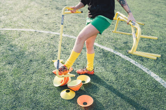 Giocatore di calcio che prepara il campo per le prove — Foto stock