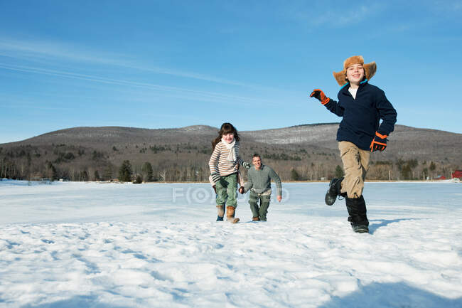 Семейная прогулка по снегу — стоковое фото