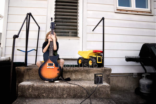 Timide garçon et sa guitare — Photo de stock