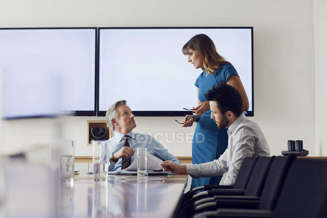 Colegas no cargo em reunião — Fotografia de Stock