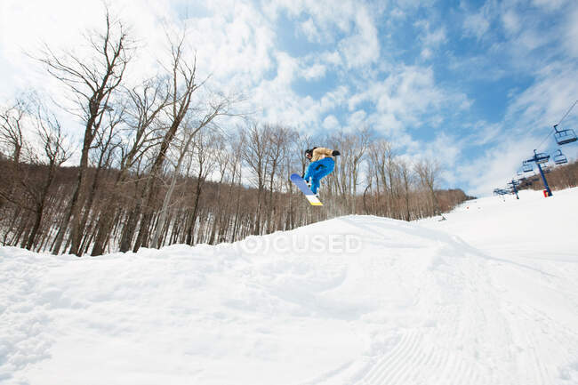 Snowboarder saltando a mezz'aria — Foto stock