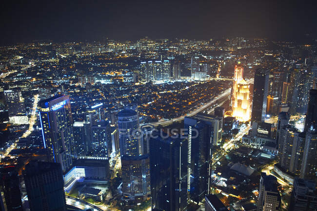 Феттель, освещенный ночью, высокоугольный вид, Куала-Лумпур, Малайзия — стоковое фото