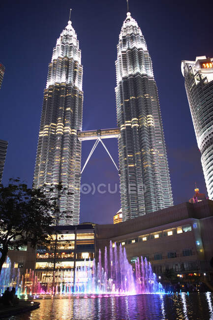 Вежі Петронас, що світяться вночі, низький кут огляду, Куала-Лумпур, Малайзія — стокове фото