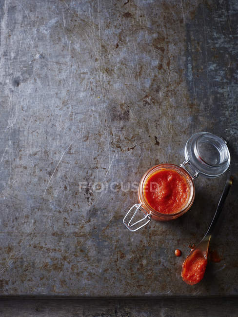 Bodegón de tarro de salsa de chile casero, vista aérea - foto de stock