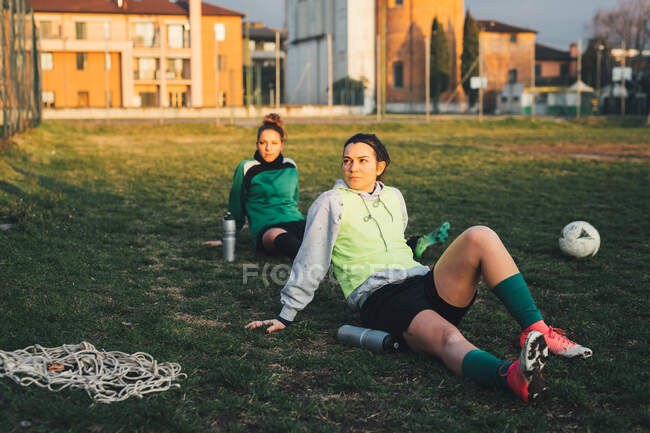Футболисты делают перерыв на поле — стоковое фото