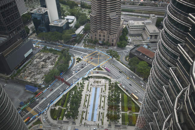 Vista elevada desde las torres Petronas, Kuala Lumpur, Malasia - foto de stock