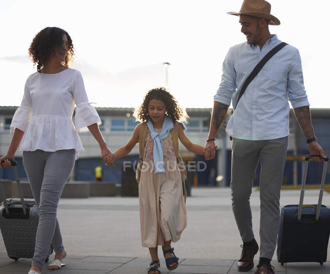 Famiglia di andare in vacanza con le borse da viaggio — Foto stock