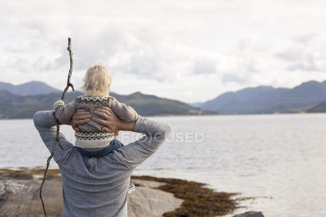 Задня подання чоловік і син, дивлячись на фіорд ор, більше og Ромсдаль, Норвегія — стокове фото