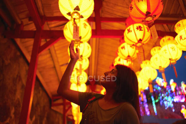 Tourist reading blessings on chinese lantern, Kek Lok Si Temple, Penang Island, Malaysia — Stock Photo