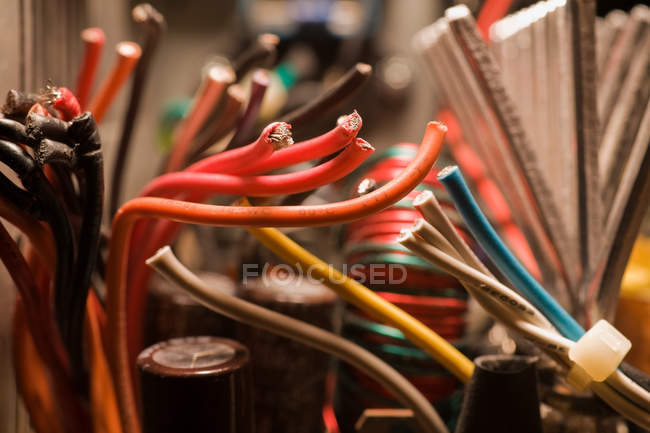 Вид різнокольорових кабелів, крупним планом — стокове фото