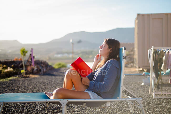 Donna sulla sdraio, diario in mano, Corralejo, Fuerteventura, Isole Canarie — Foto stock