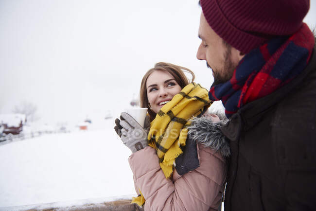 Casal jovem relaxante ao ar livre no inverno — Fotografia de Stock