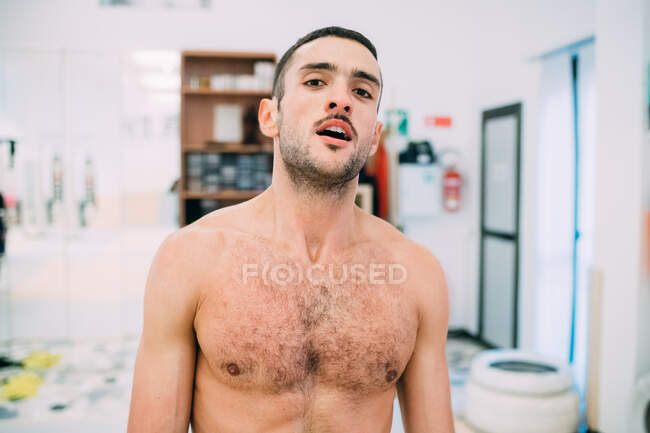 Porträt eines Mannes mit nacktem Oberkörper, der in die Kamera blickt — Stockfoto